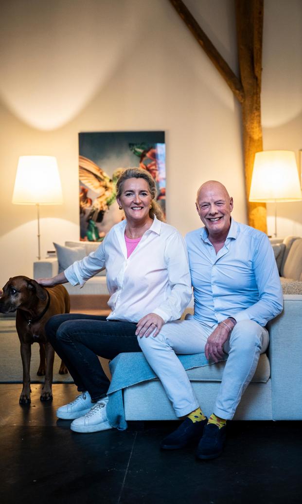 Sylvie en Jacques zittend op de bank in hun boerderij.