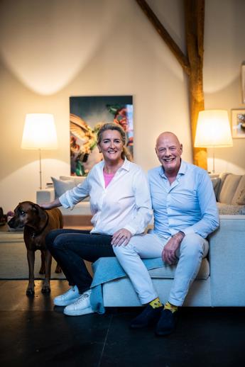 Sylvie en Jacques zittend op de bank in hun boerderij.