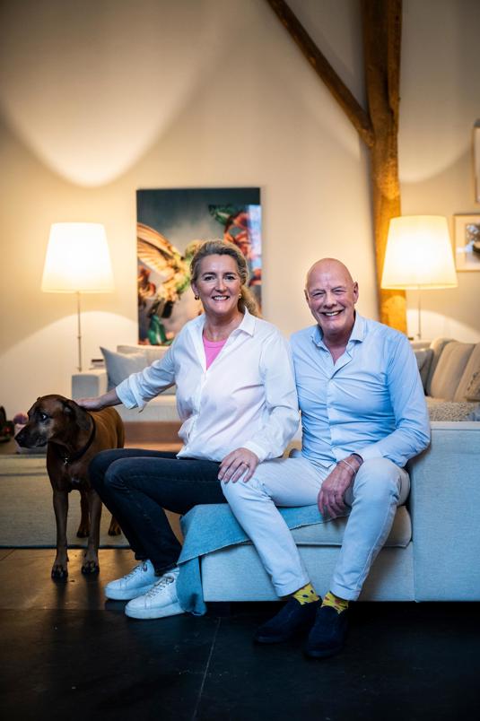 Sylvie en Jacques zittend op de bank in hun boerderij.