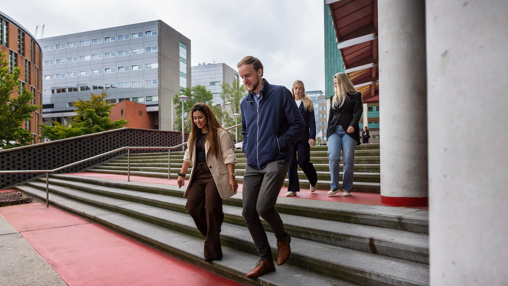 Marijn loopt buiten met zijn collega's.