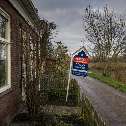 Huizen in het Groningse aardbevingsgebied met een bord in de tuin waar verkocht op staat.