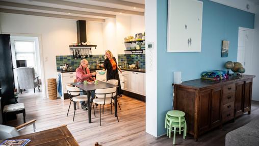 Janine Neuteboom en Frans Niemans in hun verbouwde keuken.
