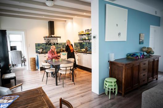 Janine Neuteboom en Frans Niemans in hun verbouwde keuken.
