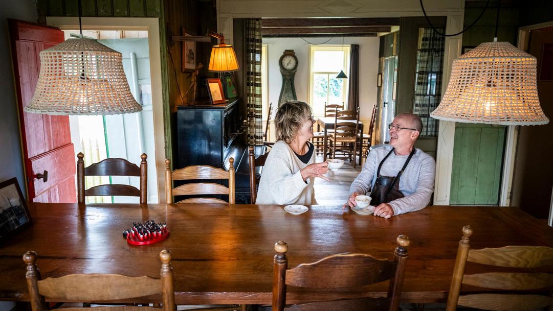 Mirjam Vink en Peter de Gelder in hun huiskamercafé.