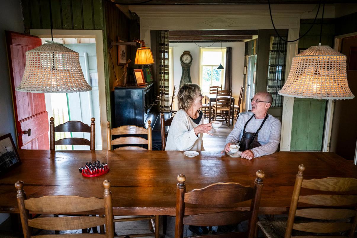 Mirjam Vink en Peter de Gelder in hun huiskamercafé.
