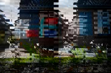 In een tuintje in Holwierde wappert een Gronings vlaggetje tussen de bloemen