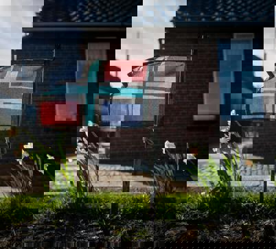 In een tuintje in Holwierde wappert een Gronings vlaggetje tussen de bloemen