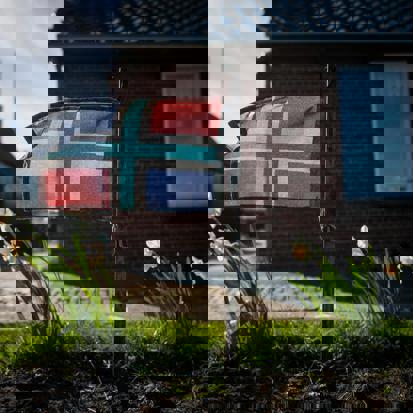 In een tuintje in Holwierde wappert een Gronings vlaggetje tussen de bloemen