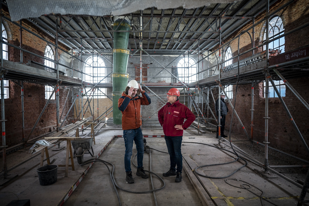 Restauratie-architect Daniël van Huizen en bouwkundige Jur Bekooy. in de kerk van Overschild.