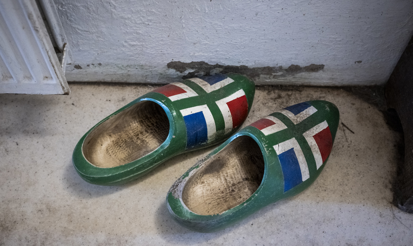 Klompen met daarom wapen van Groningen