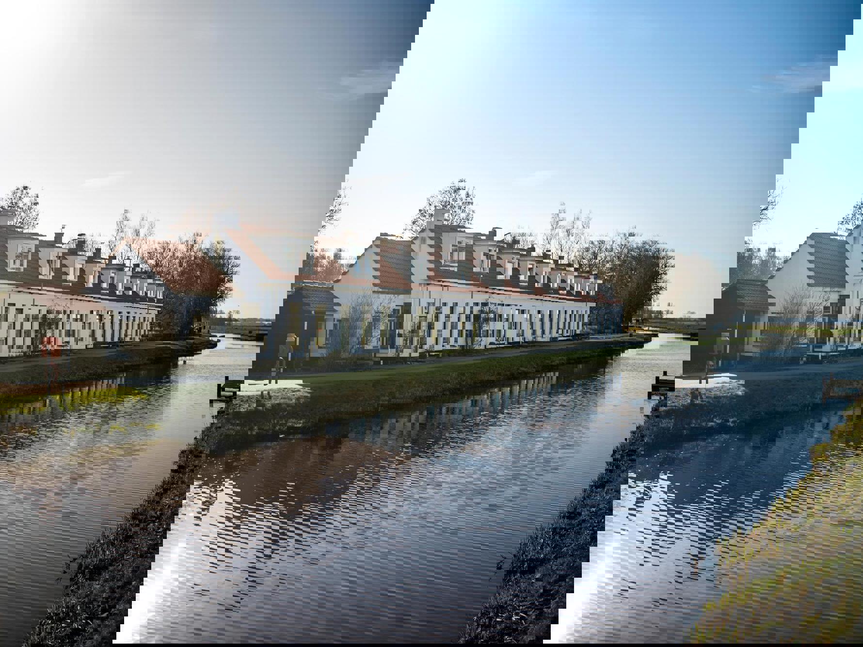 Blok van 10 witte woningen aan de Scharmer Ae.