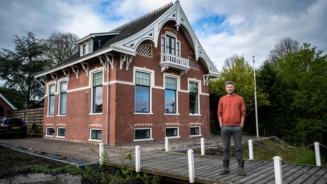Mathijs voor zijn huis in Loppersum.