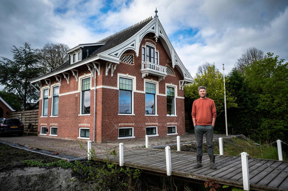 Mathijs voor zijn huis in Loppersum.