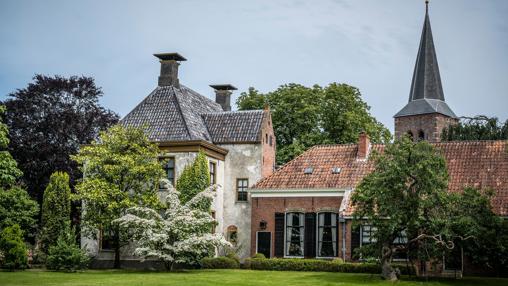 Zicht op de rijksmonumentale pastorie van Warffum.