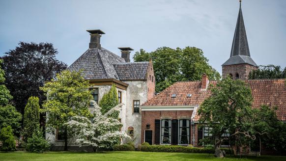 Zicht op de rijksmonumentale pastorie van Warffum.