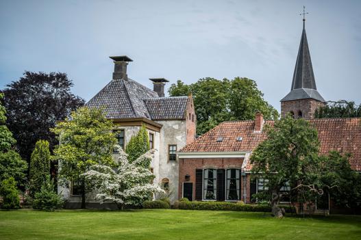 Zicht op de rijksmonumentale pastorie van Warffum.
