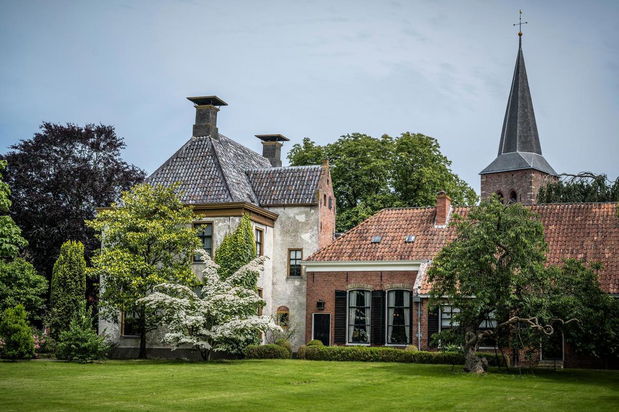 Zicht op de rijksmonumentale pastorie van Warffum.