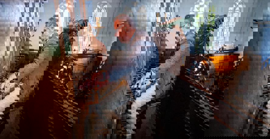 Bert Smit, van de Stichting Beheer Kerkelijk Erfgoed Oostwold, bespeelt het orgel van de kerk