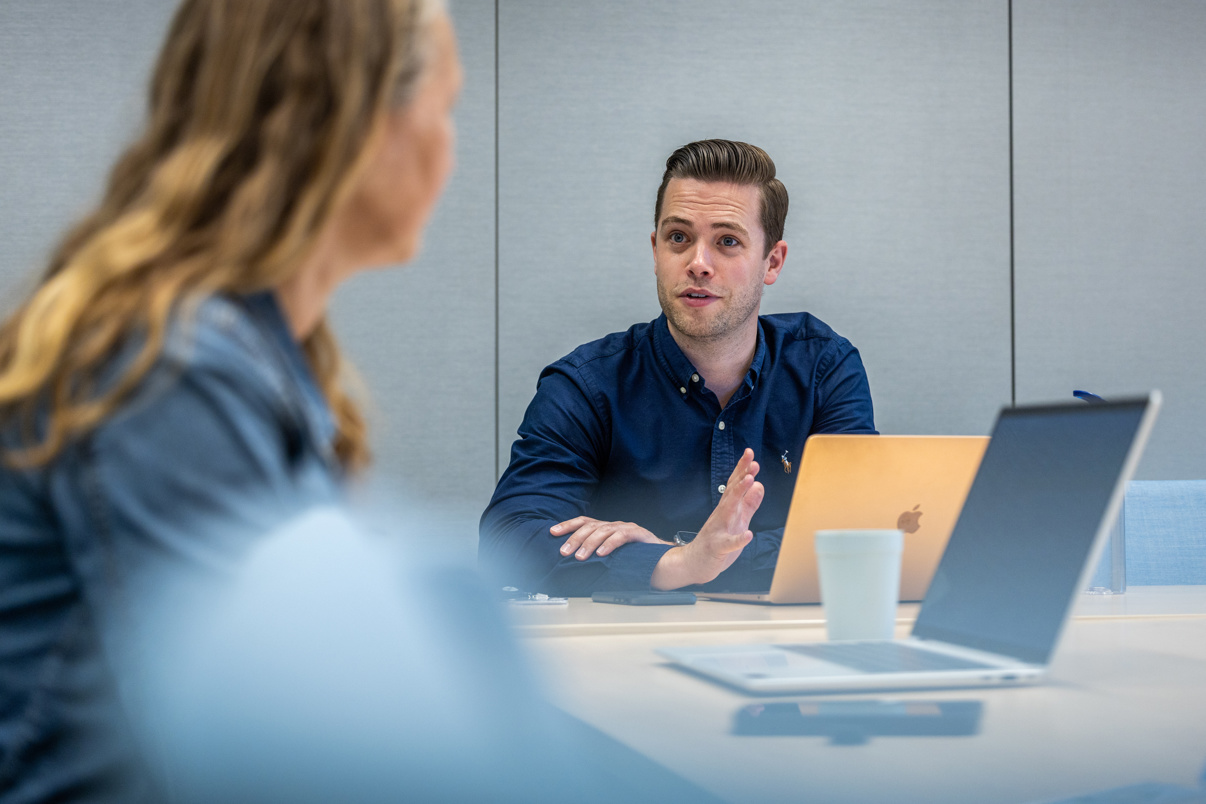 Frank werkt met een collega op kantoor.