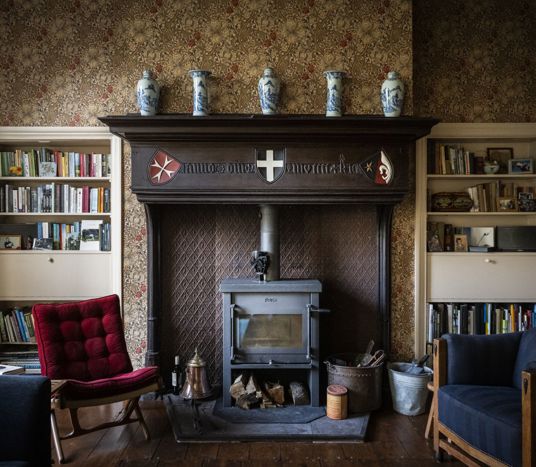 Een middeleeuwse haard met wapenschilden in het interieur van de kloosterboerderij in Usquert