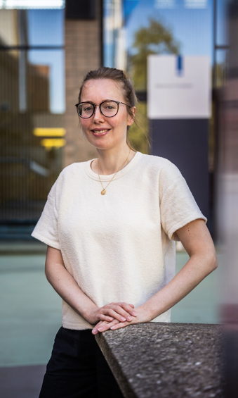 Dieuwke poseert voor een portretfoto.