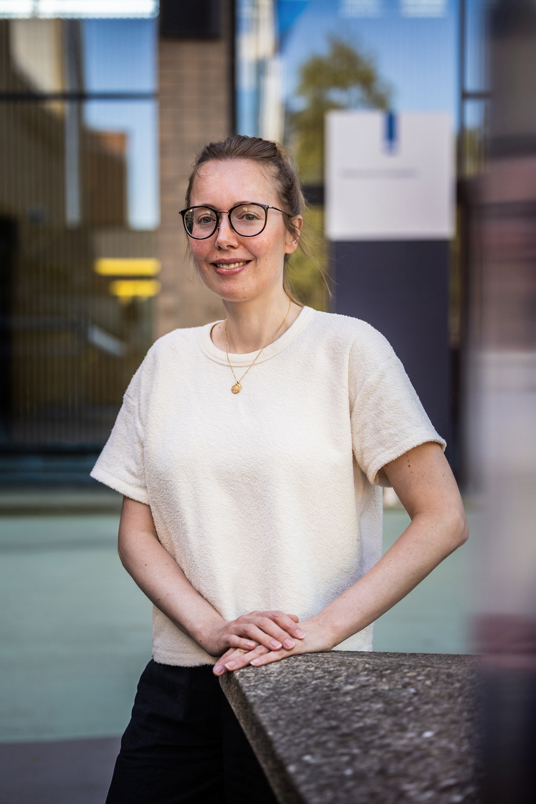 Dieuwke poseert voor een portretfoto.