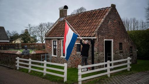't Hoeske van Thais Joaptje in Rottum met links het borstbeeld van naamgever Jan Boer.