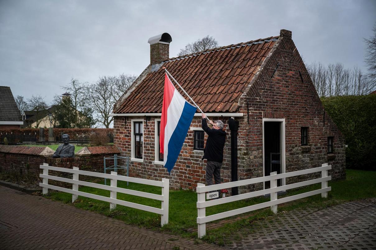 't Hoeske van Thais Joaptje in Rottum met links het borstbeeld van naamgever Jan Boer.