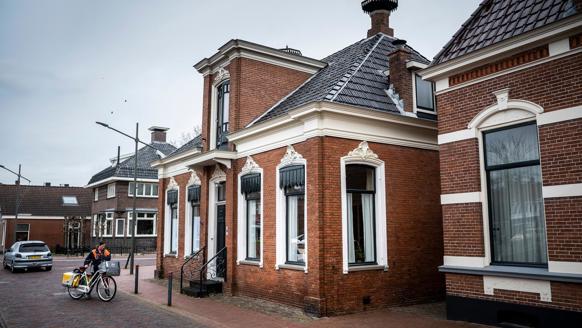 Zijaanzicht van het huis van Erna en Joop Leffers in Veendam.