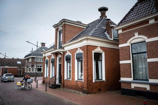Zijaanzicht van het huis van Erna en Joop Leffers in Veendam.