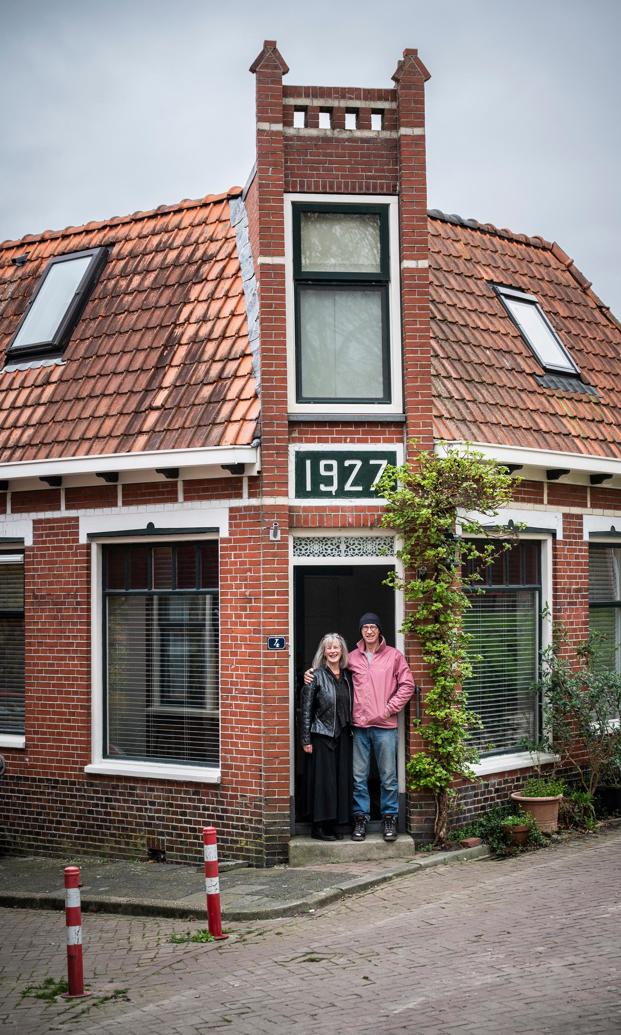 Janine Neuteboom en Frans Niemans in de deuropening van hun huis.