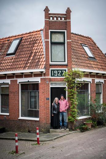 Janine Neuteboom en Frans Niemans in de deuropening van hun huis.