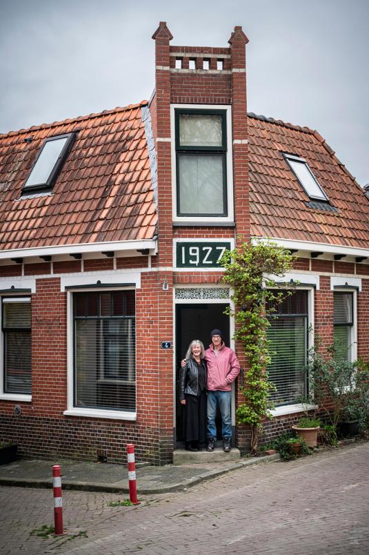 Janine Neuteboom en Frans Niemans in de deuropening van hun huis.