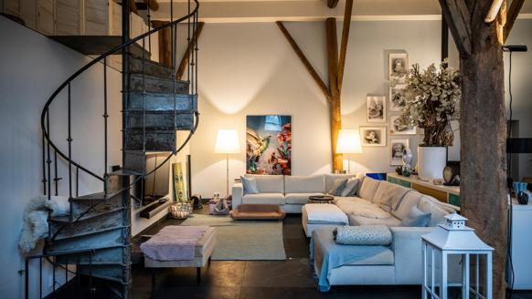 Interieur met wenteltrap in de boerderij van Jacques en Sylvie in Noorddijk.