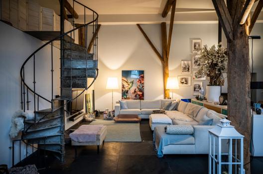 Interieur met wenteltrap in de boerderij van Jacques en Sylvie in Noorddijk.