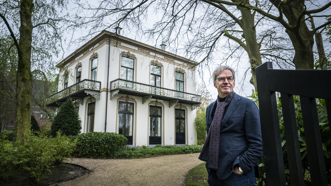 Douw Jan Elzinga voor zijn witte, vierkante huis in Winsum.