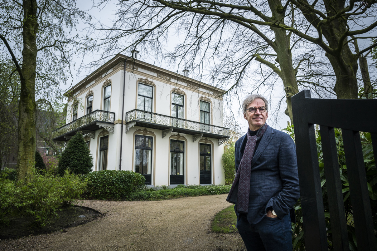 Douw Jan Elzinga voor zijn witte, vierkante huis in Winsum.