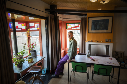 Het kleurrijke interieur van Harry Haak met de zwarte staalconstructie.