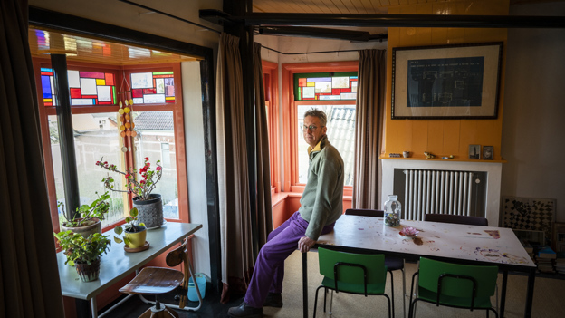 Het kleurrijke interieur van Harry Haak met de zwarte staalconstructie.