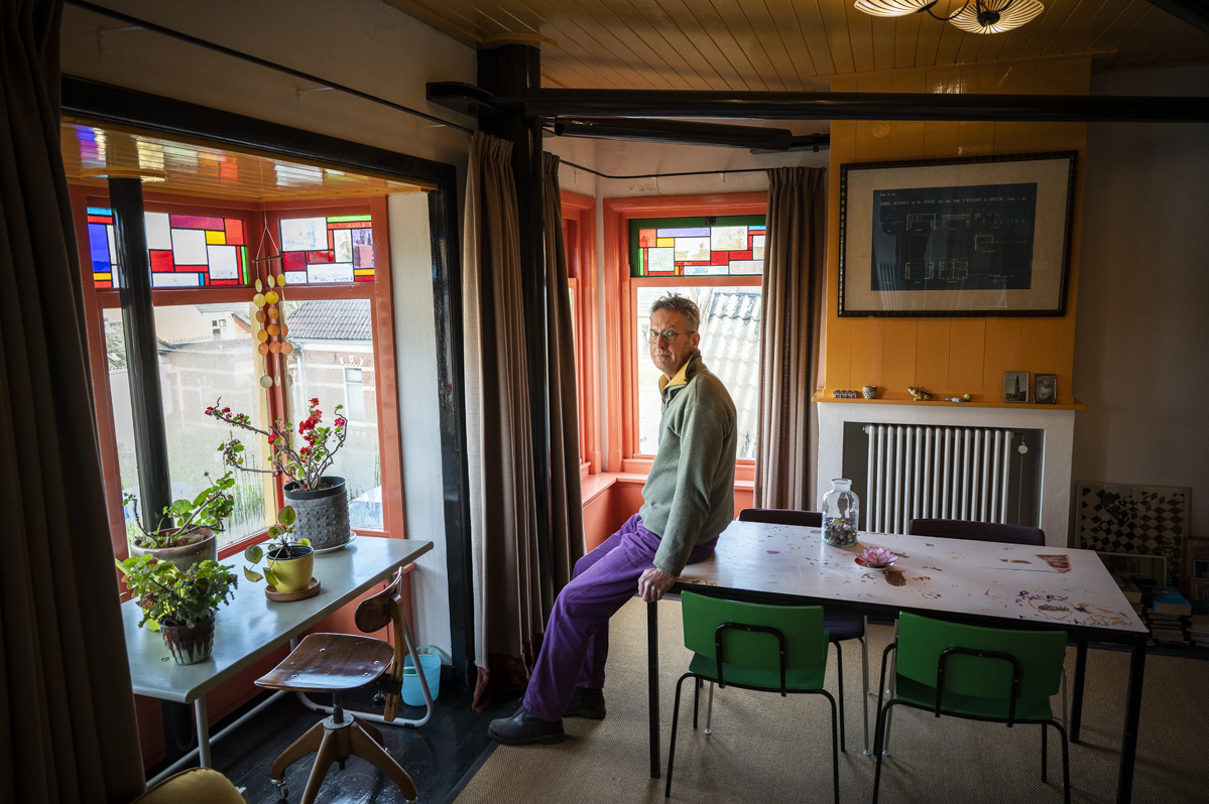 Het kleurrijke interieur van Harry Haak met de zwarte staalconstructie.