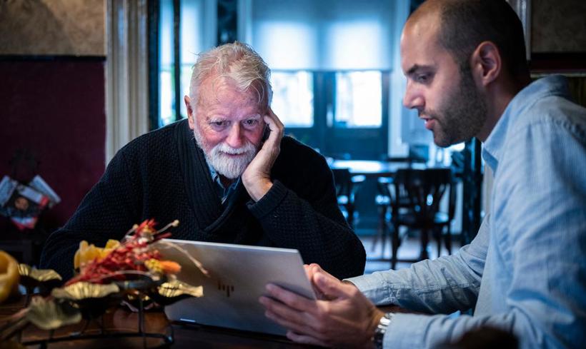 Nederland, Vries, 14-10-'24; Het steunpunt van het IMG Instituut Mijnbouwschade Groningen in Grand café Onder de Linden (in het drentse Vries.