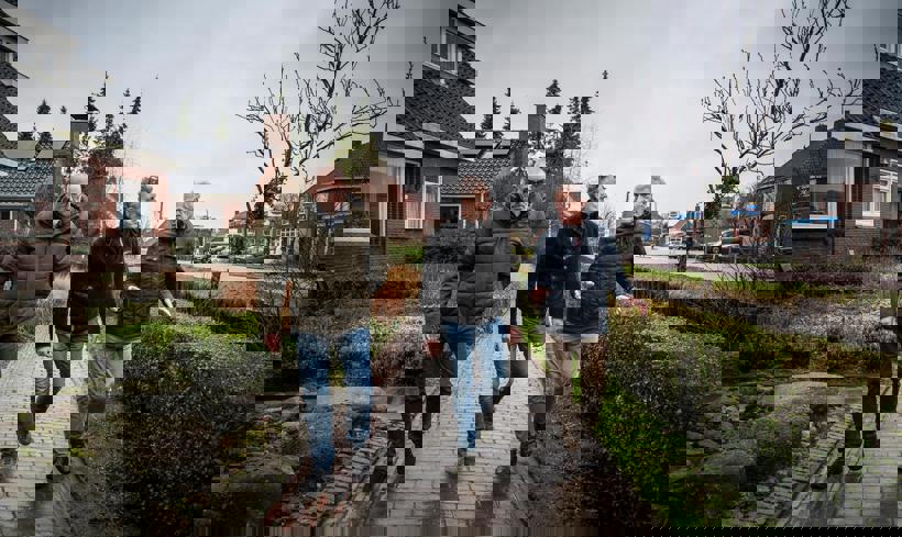Jan Knol, Cor Hak en Tom Dijkstra bespreken de gevolgen van de gaswinning voor Loppersum