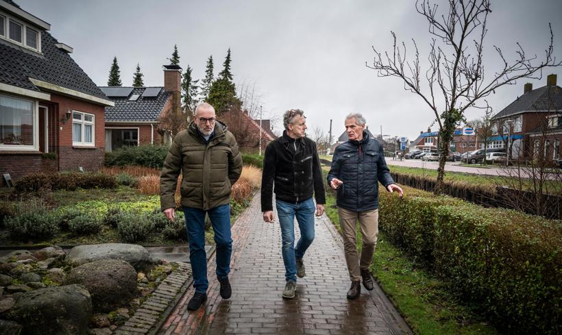 Jan Knol, Cor Hak en Tom Dijkstra bespreken de gevolgen van de gaswinning voor Loppersum