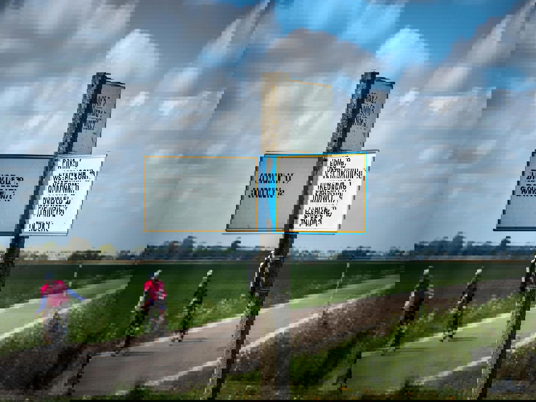Wegwijzer met namen van dorpen uit de gemeente Het Hogeland.