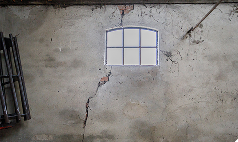 muur met scheur en raam 