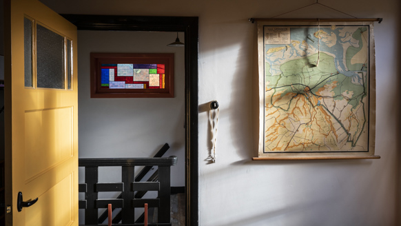 Glas-in-lood in de voormalige busremise van Kantens.