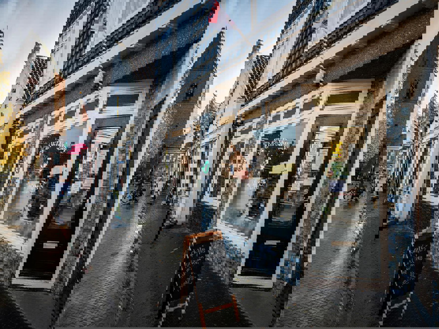 Een winkelstraat in het Groningse aardbevingsgebied wat uitkomt bij de kerk.
