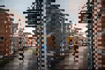 Winkelstraatje in het Groningse Middelstum.