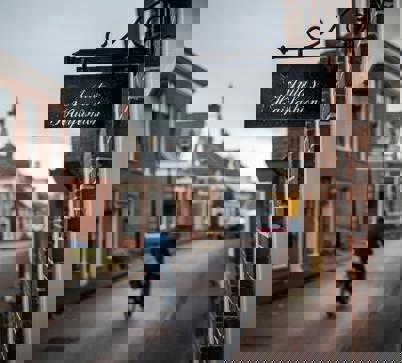 Winkelstraatje in het Groningse Middelstum.