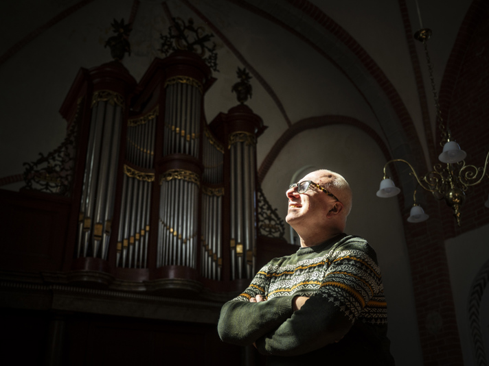 Orgelrestaurateur Jehudi Esenkbrink bij het orgel in de kerk van Huizinge.